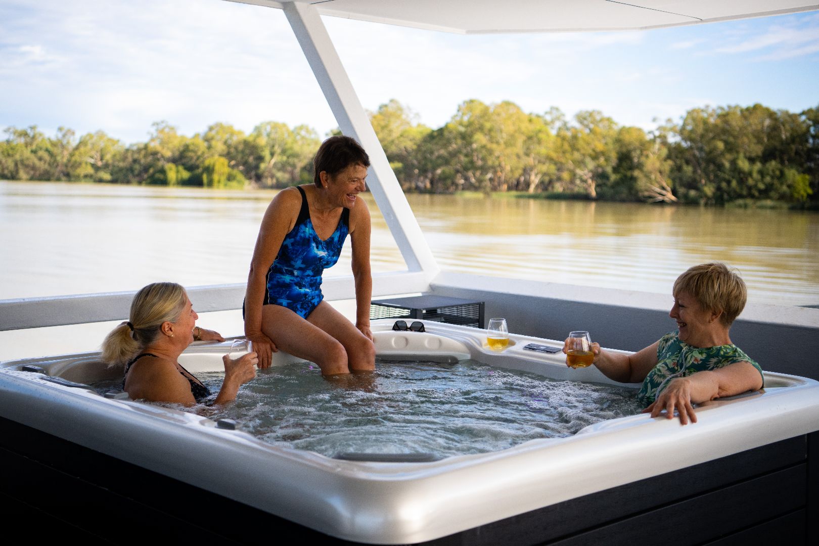 SA_MurrayRiverWalk_HighRiverHouseboat_2022_landscape_spa.jpg