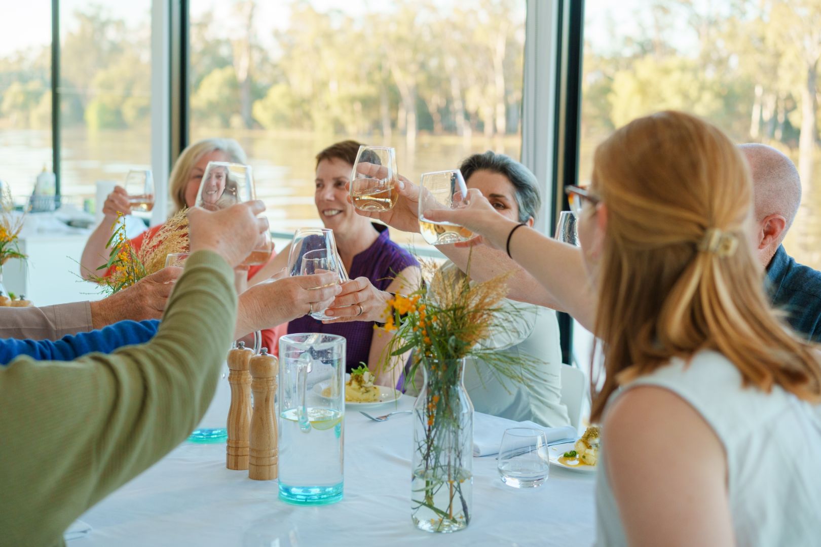 SA_MurrayRiverWalk_HighRiverHouseboat_2022_landscape_dining.jpg